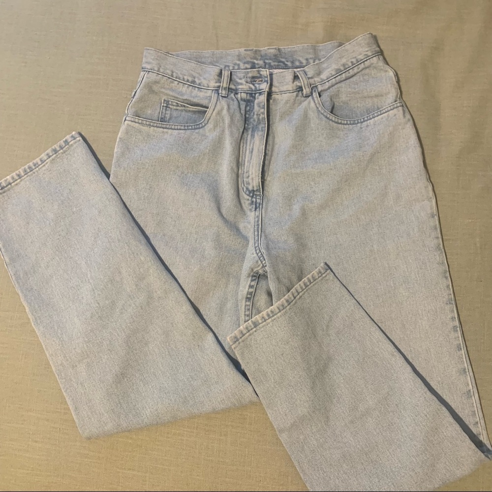 Very comfortable, light wash jeans, fit closer to a 10